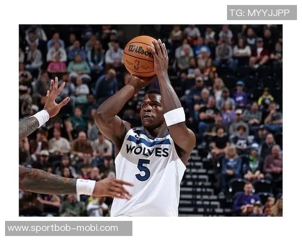 爱德华兹尽管砍下32分11板却因8次失误导致正负值惨淡16