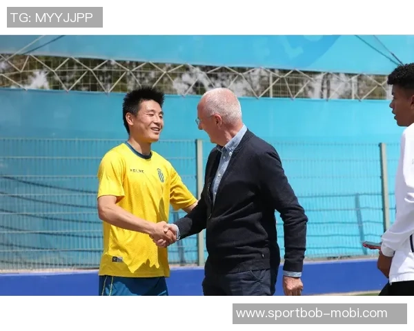 老队友重聚温情时刻哈兰德与南野拓实亲切拥抱寒暄 老队友重聚温情时刻哈兰德与南野拓实亲切拥抱寒暄